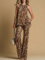 Set elegante composto da top senza maniche in chiffon con stampa leopardata e pantaloni svasati