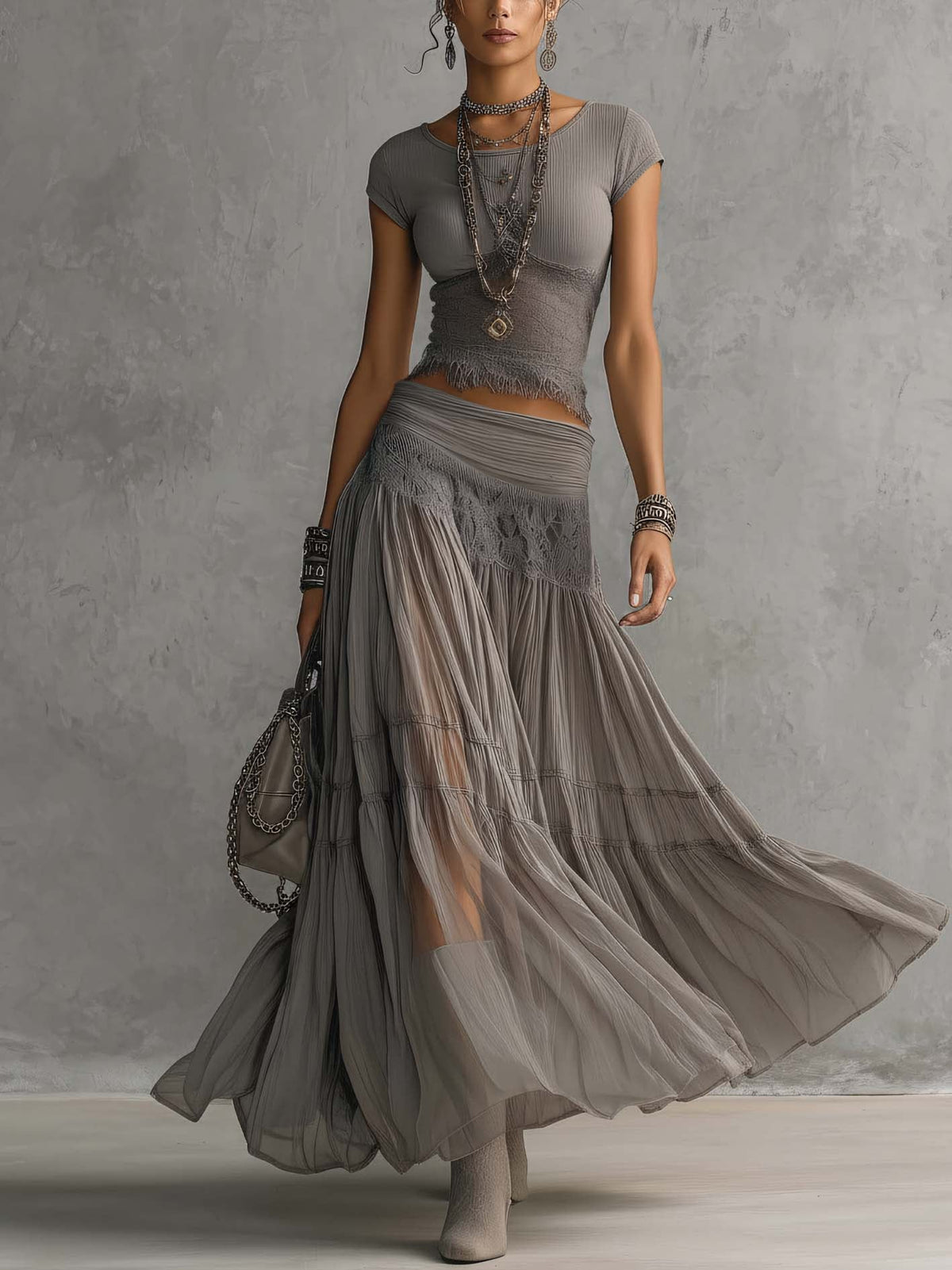 Top in Pizzo Grigio Trasparente e Gonna Lunga Plissettata