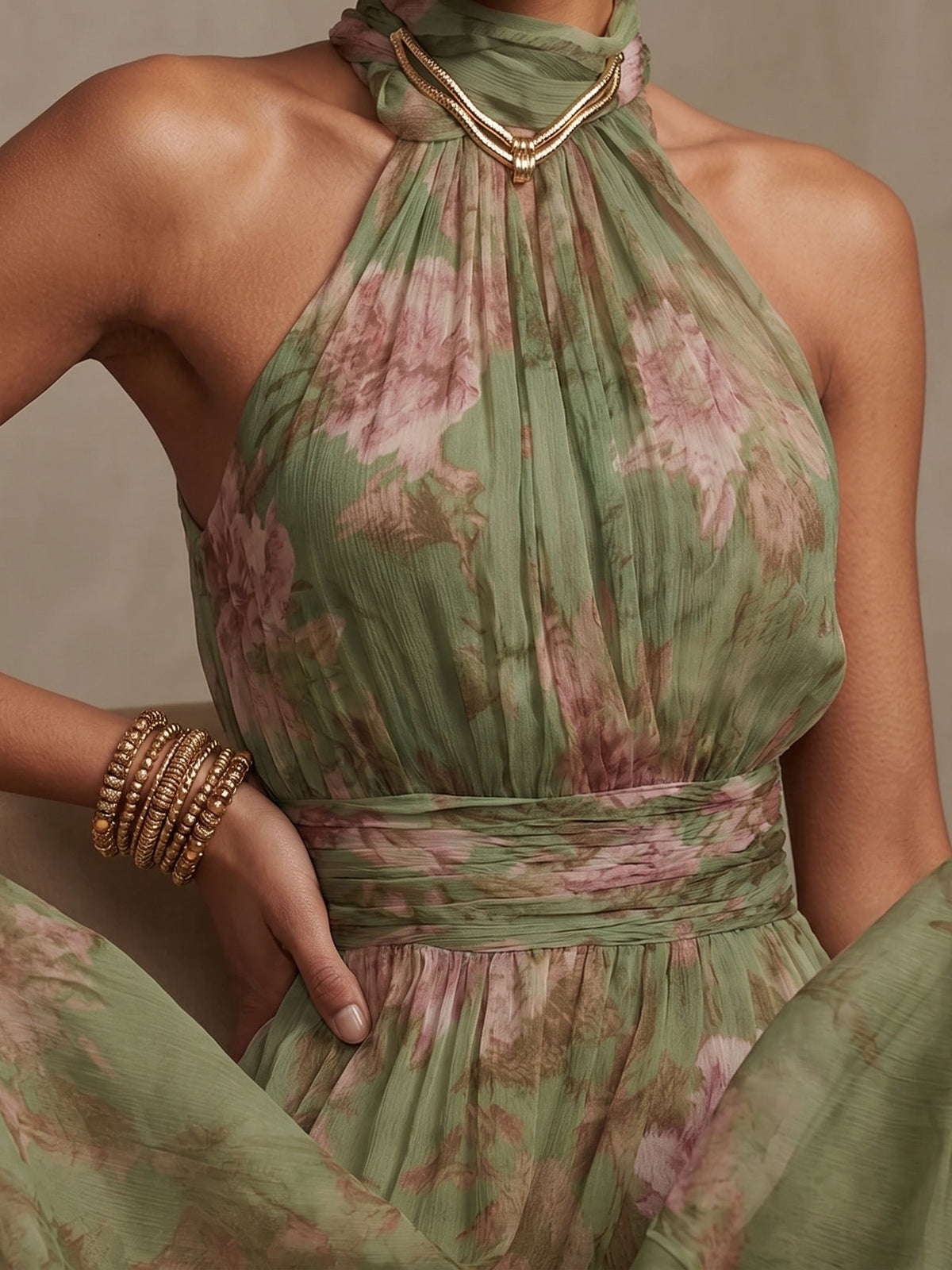 Abito lungo con stampa floreale, scollo all'americana e in chiffon verde