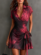 Vestito Mini Avvolgente Astratto Rosso e Nero con Collo Camicia, Scollo a V, Maniche Corte, Vita Legata e Orlo Ruffle Alto-Basso