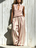 Set top senza maniche rosa e pantaloni a righe larghi