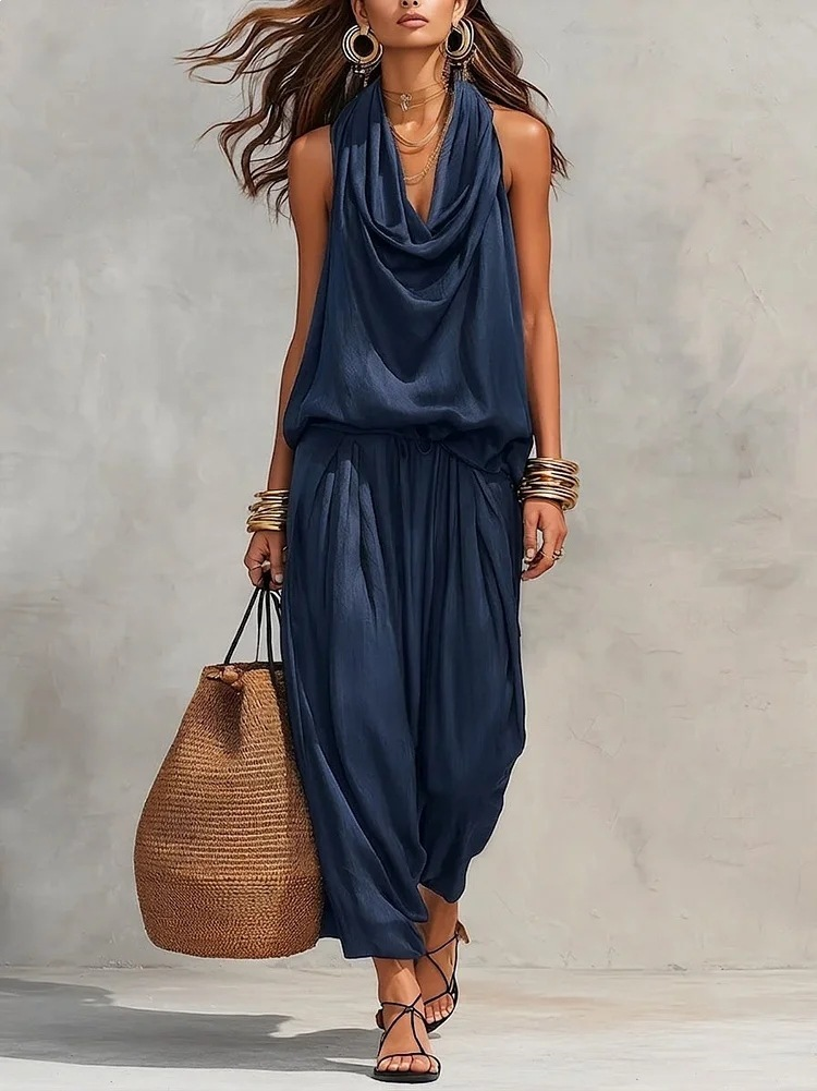 Top smanicato con scollo all'americana e pantaloni plissettati