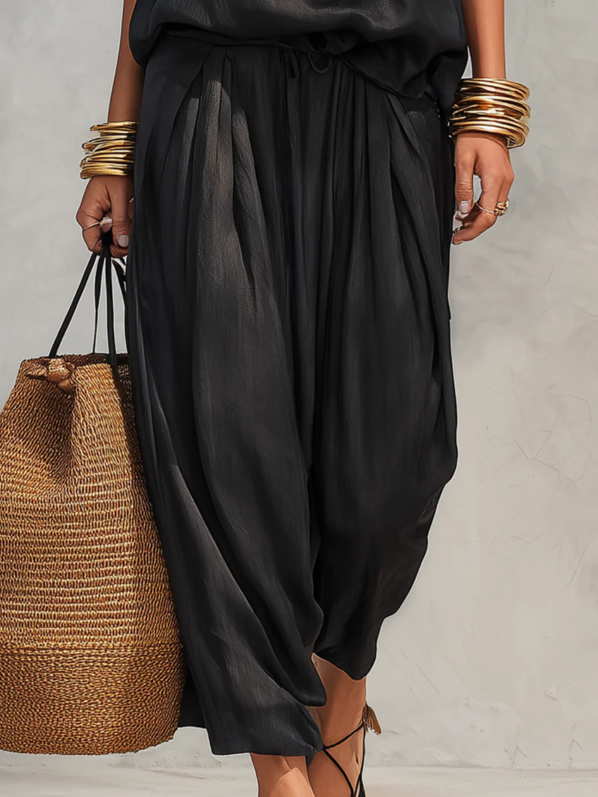 Top smanicato con scollo all'americana e pantaloni plissettati