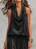 Top smanicato con scollo all'americana e pantaloni plissettati