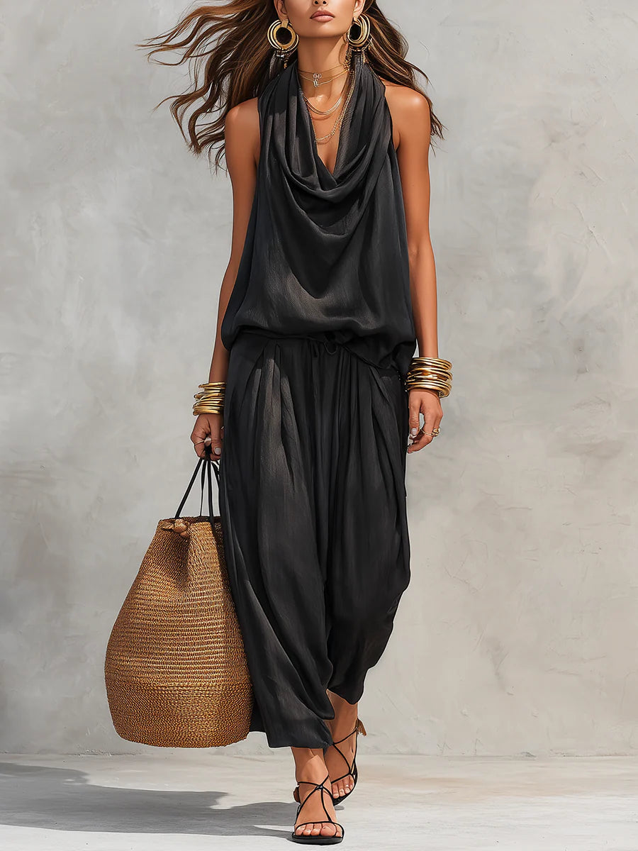 Top smanicato con scollo all'americana e pantaloni plissettati