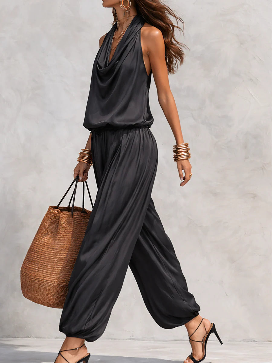 Top smanicato con scollo all'americana e pantaloni plissettati