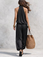 Top smanicato con scollo all'americana e pantaloni plissettati