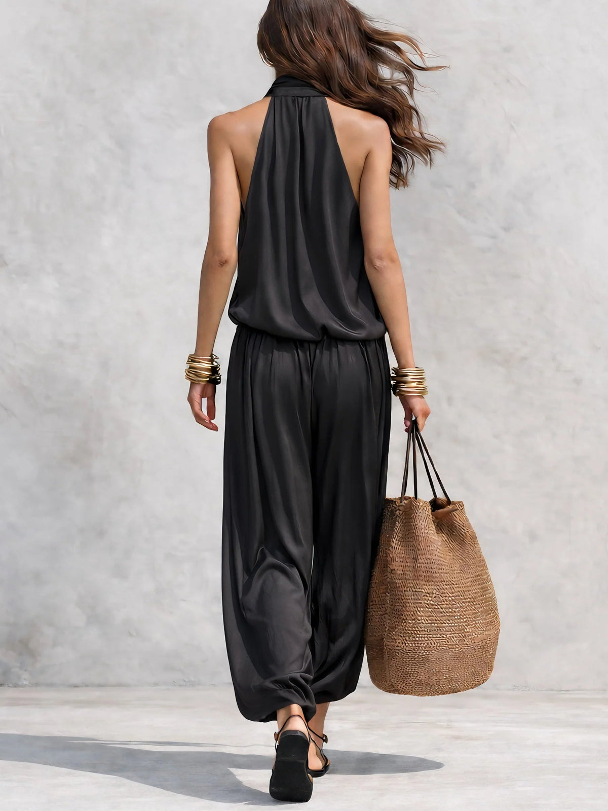 Top smanicato con scollo all'americana e pantaloni plissettati
