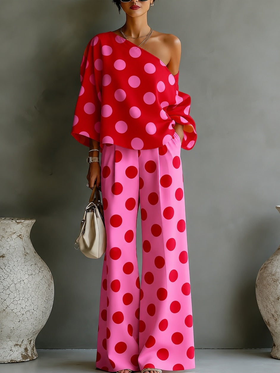 Completo due pezzi con top scollato asimmetrico a pois rosa retrò e pantaloni ampi