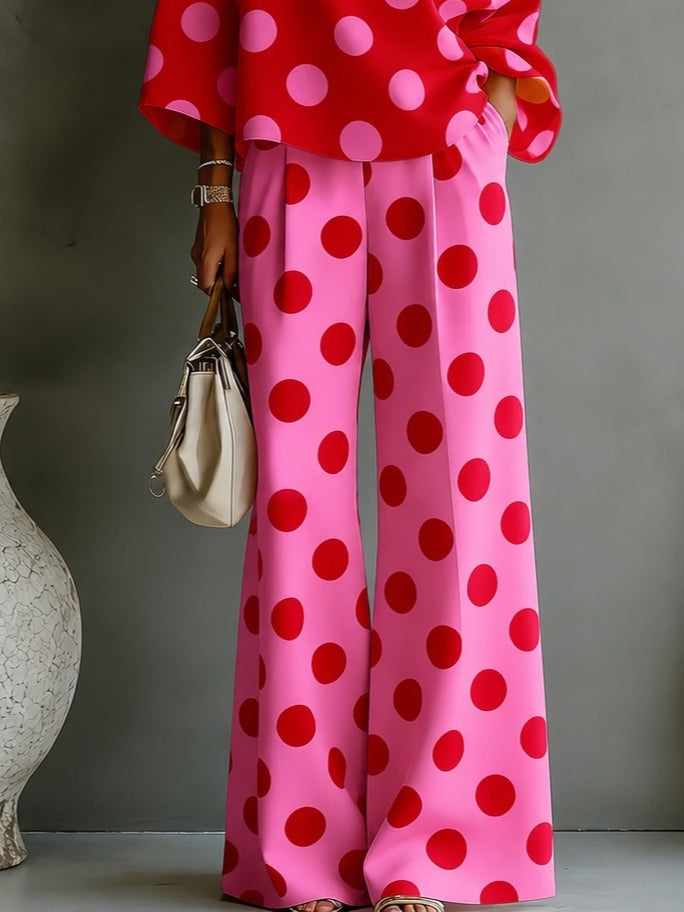 Completo due pezzi con top scollato asimmetrico a pois rosa retrò e pantaloni ampi