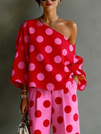 Completo due pezzi con top scollato asimmetrico a pois rosa retrò e pantaloni ampi