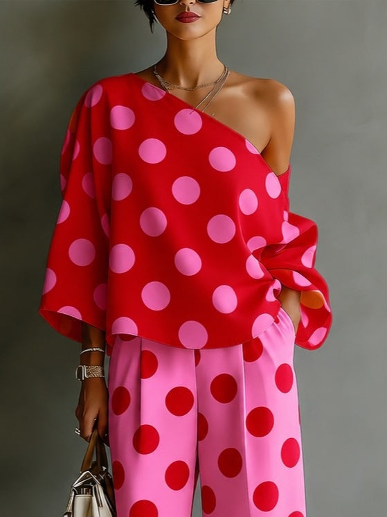 Completo due pezzi con top scollato asimmetrico a pois rosa retrò e pantaloni ampi