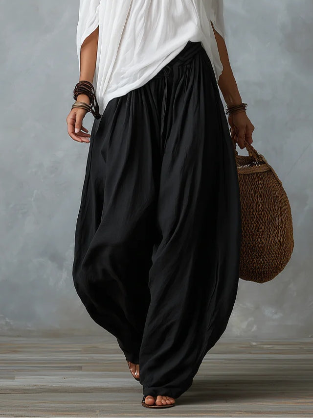 Top bianco con spalle scoperte e set di pantaloni lanterna larghi