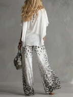 Set T-shirt Bianco Fluido e Pantaloni in Chiffon con Stampa Leopardata