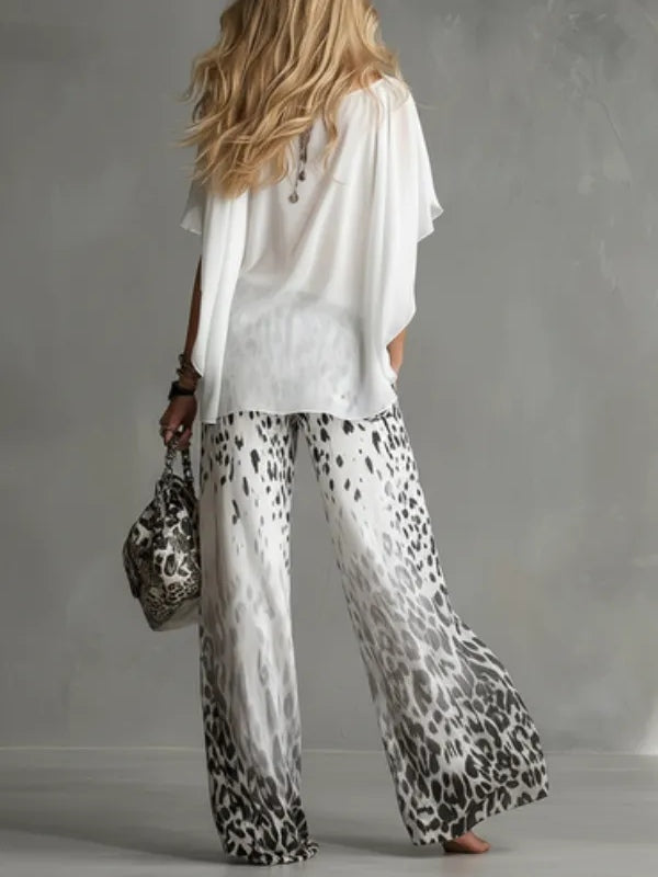 Set T-shirt Bianco Fluido e Pantaloni in Chiffon con Stampa Leopardata
