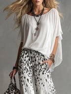Set T-shirt Bianco Fluido e Pantaloni in Chiffon con Stampa Leopardata