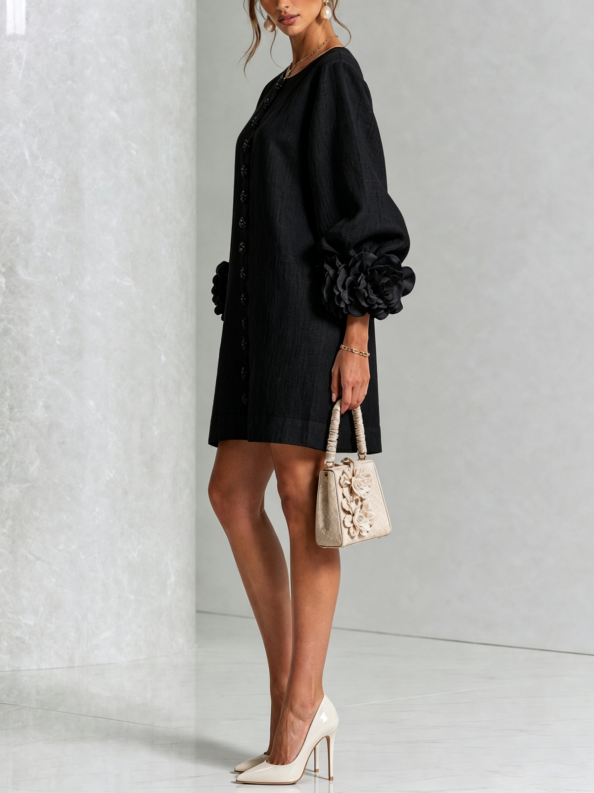 Abito Mini Button-down Nero con Maniche Floreali Stravaganti