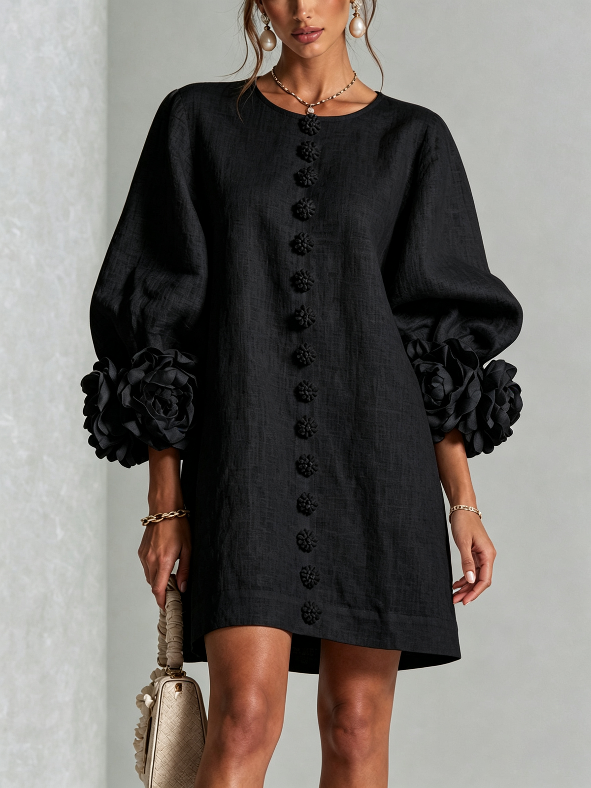 Abito Mini Button-down Nero con Maniche Floreali Stravaganti