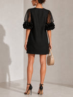 Abito Mini in Organza Nera con Maniche a Volant e Cuffie Floreali Stravaganti