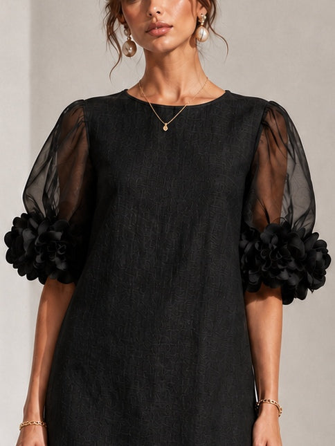 Abito Mini in Organza Nera con Maniche a Volant e Cuffie Floreali Stravaganti