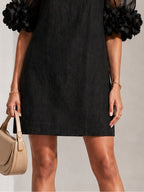 Abito Mini in Organza Nera con Maniche a Volant e Cuffie Floreali Stravaganti