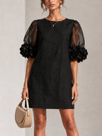 Abito Mini in Organza Nera con Maniche a Volant e Cuffie Floreali Stravaganti