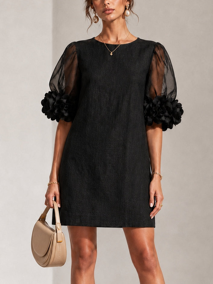 Abito Mini in Organza Nera con Maniche a Volant e Cuffie Floreali Stravaganti