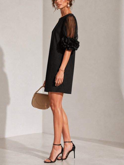 Abito Mini in Organza Nera con Maniche a Volant e Cuffie Floreali Stravaganti