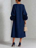 Abito Midi Blu Navy con Bottoni a Fiori e Maniche a Fiori Stravaganti