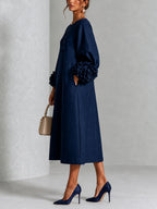 Abito Midi Blu Navy con Bottoni a Fiori e Maniche a Fiori Stravaganti