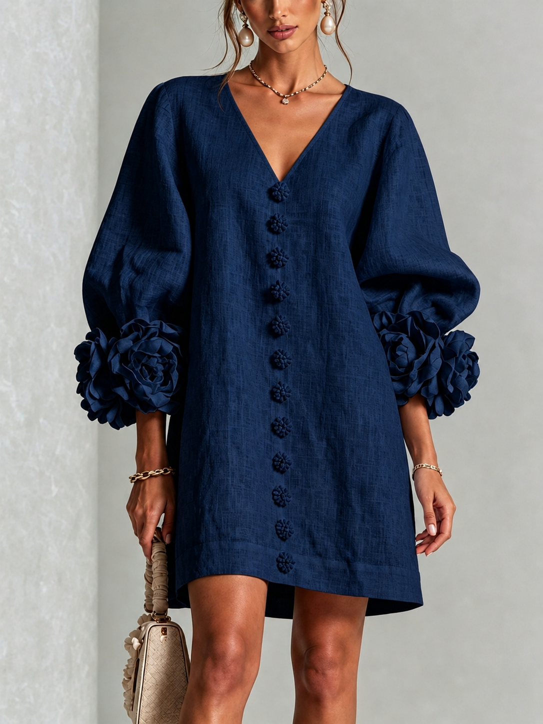 Abito Mini Button-down a V in Navy con Maniche Floreali Stravaganti