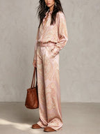 Set Camicia a Maniche Lunghe in Satin con Stampa Paisley Bordeaux-Porpora e Pantaloni a Gamba Larga (con cintura)