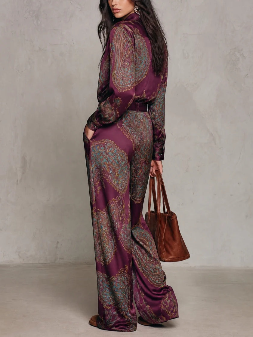 Set Camicia a Maniche Lunghe in Satin con Stampa Paisley Bordeaux-Porpora e Pantaloni a Gamba Larga (con cintura)