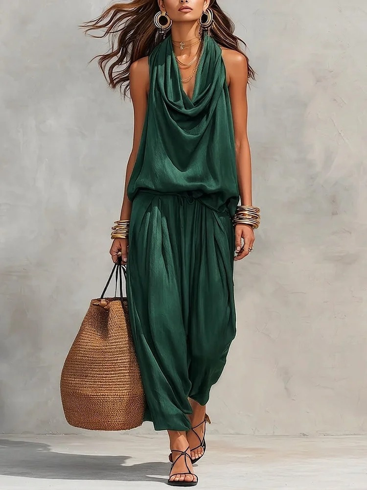 Top smanicato con scollo all'americana e pantaloni plissettati