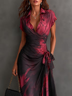 Abito Midi Avvolgente Astratto Rosso e Nero con Collo a Camicia, Scollo a V, Maniche Corte, Vita con Nastro e Orlo Asimmetrico Arricciato